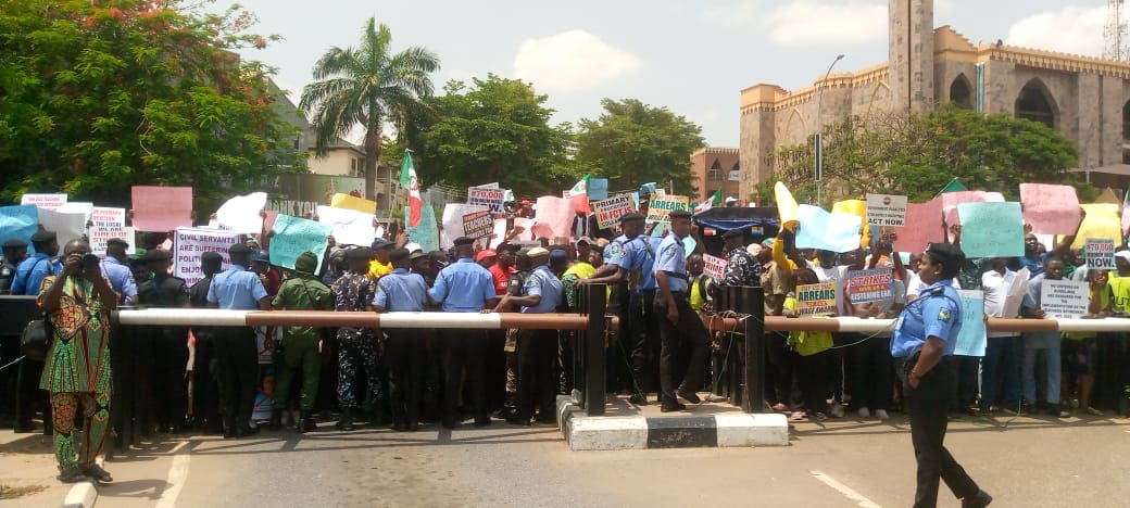 Abuja-Teachers-protesting unpaid N70000 minimum wage