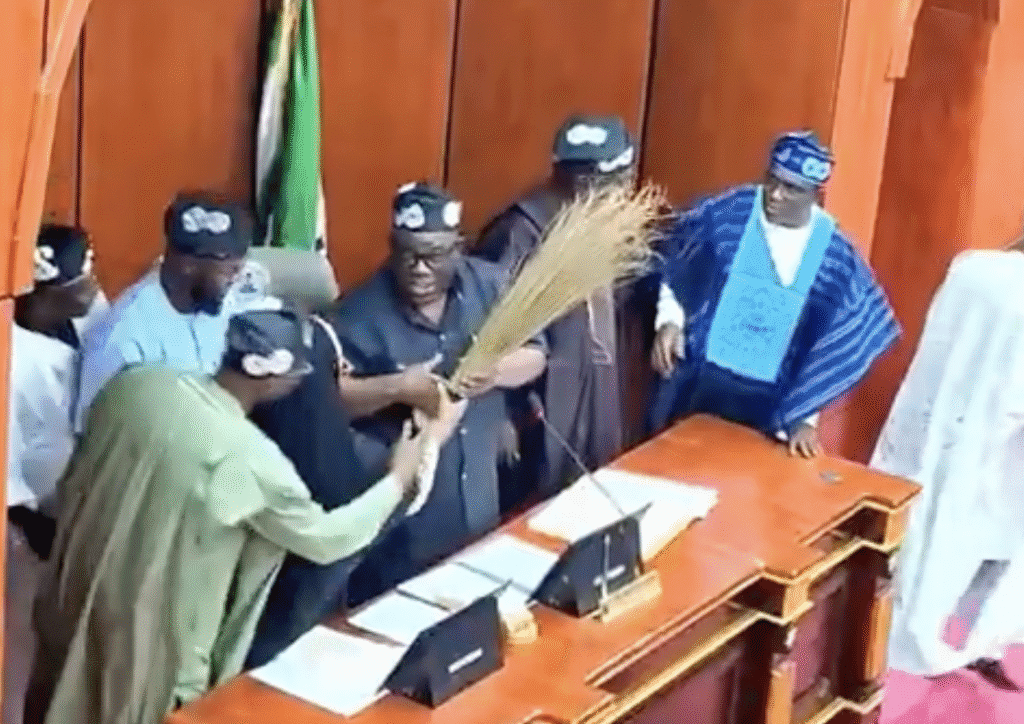 Taraba Speaker, 15 PDP Lawmakers Dumps PDP For APC