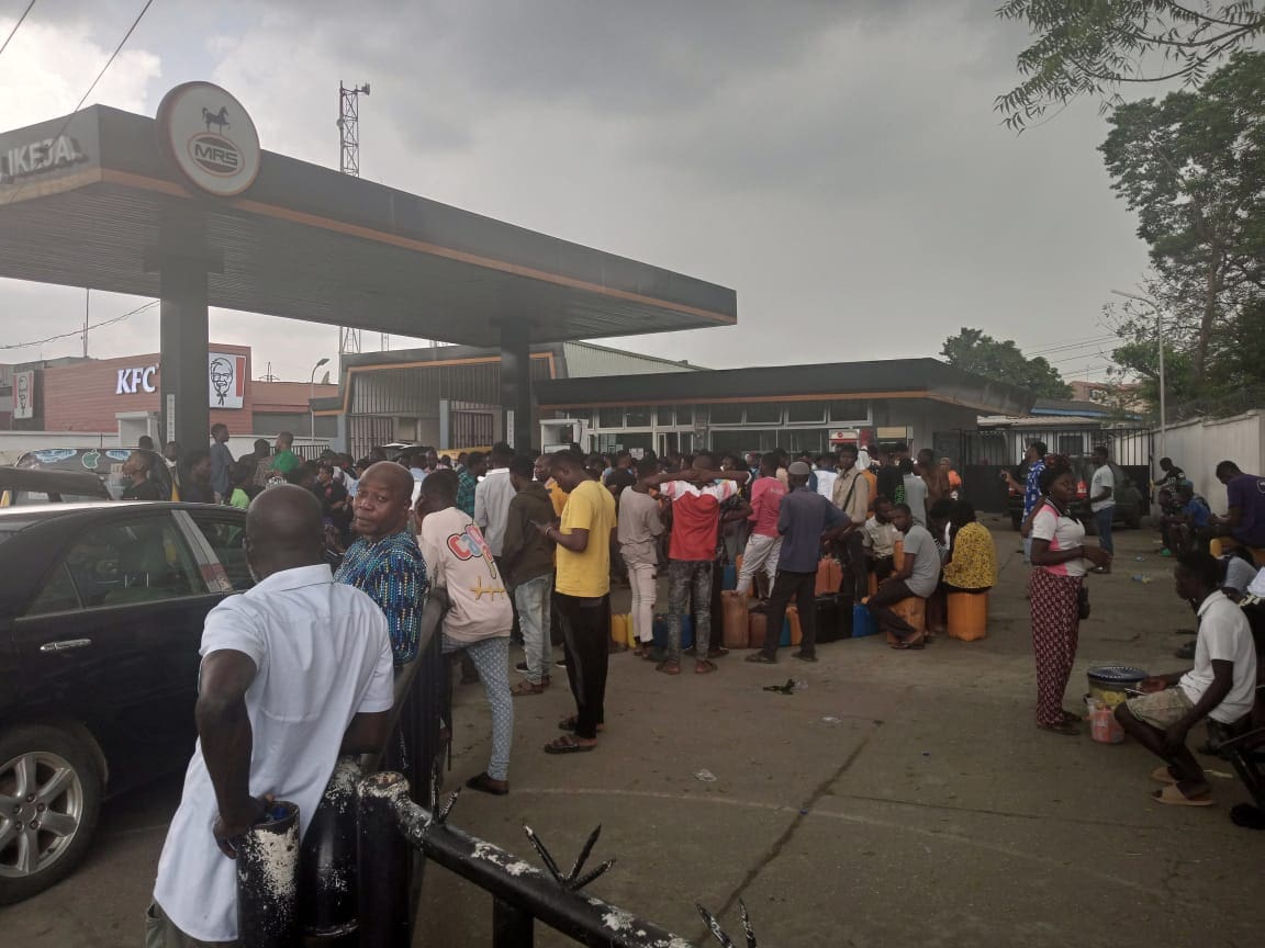 Motorists Flood MRS Filling Stations in Lagos as Petrol Price Drops to ₦739 Per Litre